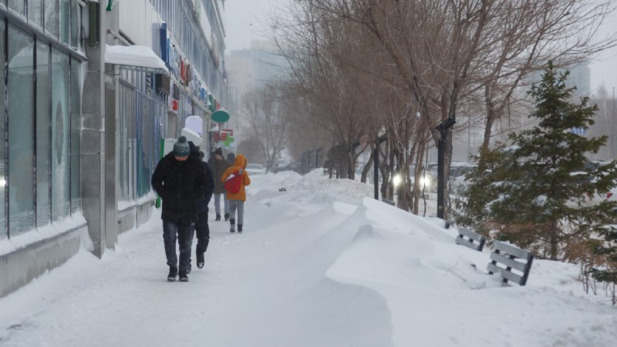 Штормовое предупреждение объявили сразу в нескольких регионах Казахстана
