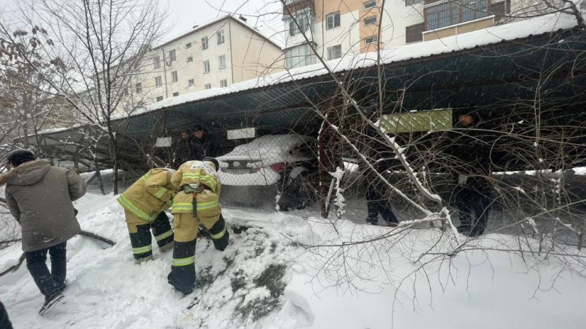 Снег стал причиной нескольких ЧС в Шымкенте