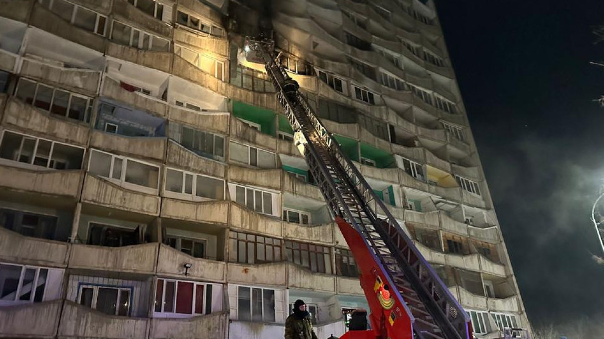 О состоянии выпавшего из окна горящей 16-этажки карагандинца рассказали врачи
