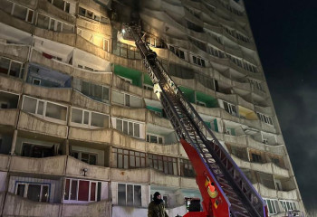 О состоянии выпавшего из окна горящей 16-этажки карагандинца рассказали врачи