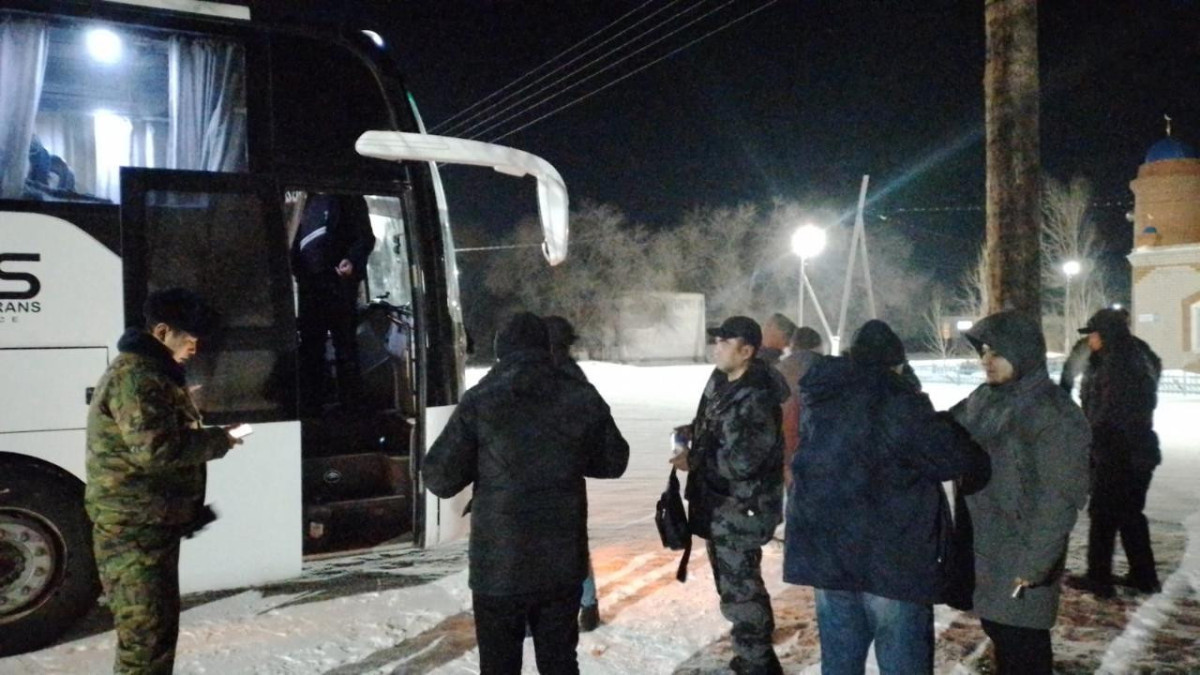 Спасатели эвакуировали пассажиров автобусов на трассе «Самара-Шымкент»