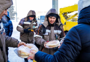 Бесплатная развозка и обеды: как в Астане спасаются от морозов