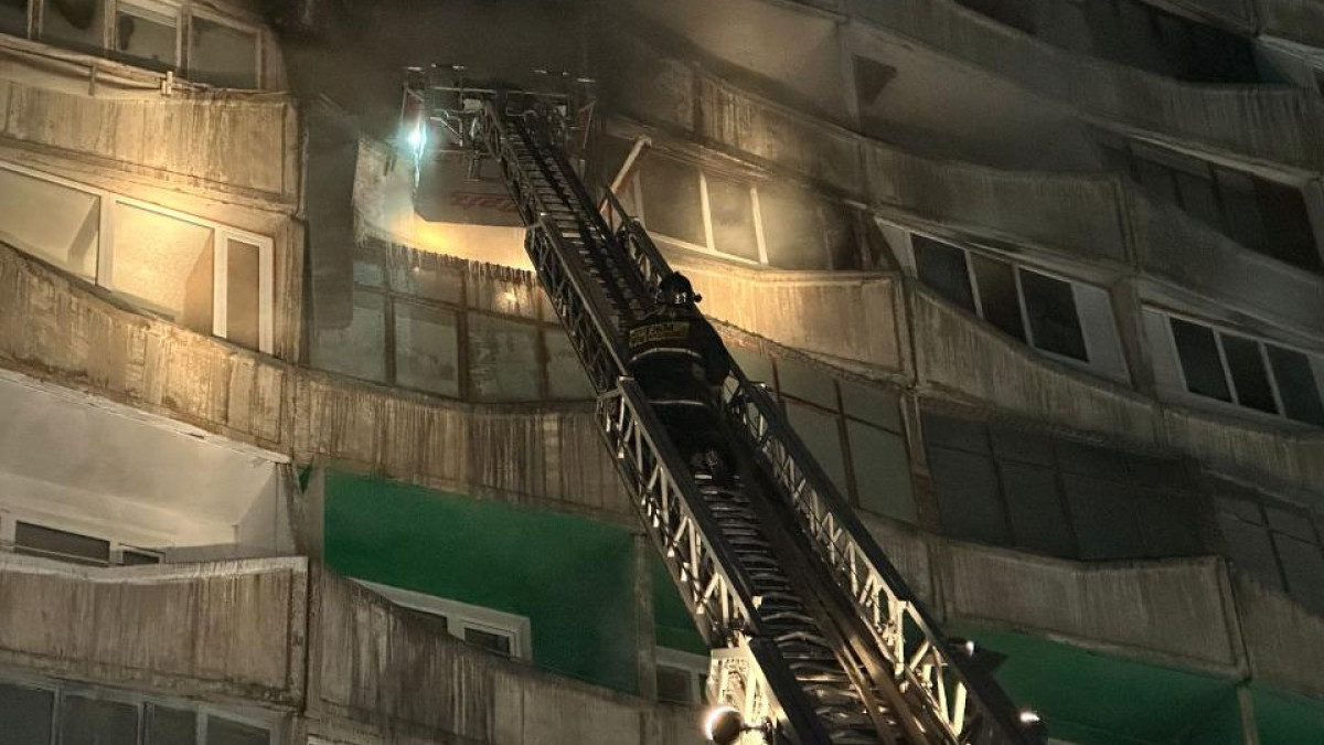 В ДЧС рассказали подробности о пожаре в многоэтажке в Караганде