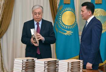 Президент саяси қуғын-сүргін құрбандары туралы көптомдықпен танысты