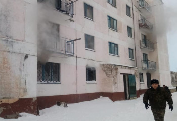 Пожарные вывели более 50 человек из горящего дома в Костанае