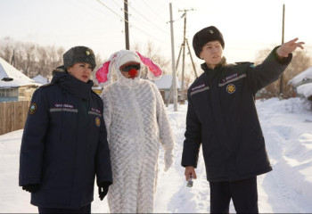 Сотрудник ЧС в костюме кролика рассказал о пожарной безопасности жителям ВКО