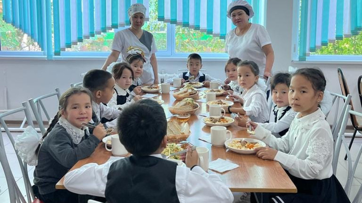 Всех казахстанских школьников 1-4 классов обеспечат горячим питанием