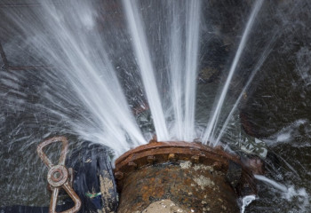 Прорыв водопровода произошел в Алматы: подтоплены несколько улиц