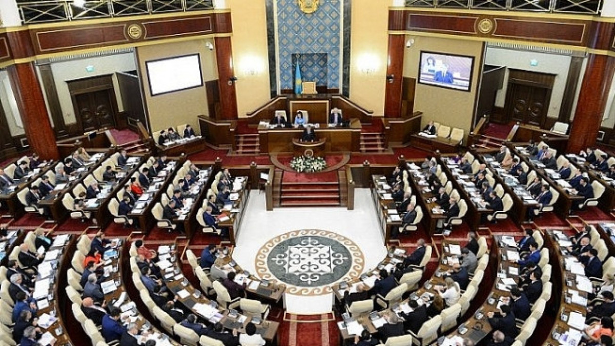 Закон об утрате статуса Елбасы принят Парламентом