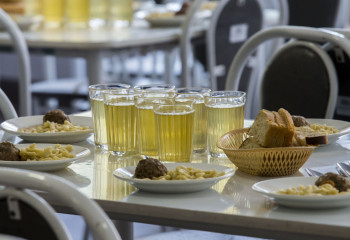 Астанада оқушылардың тамағына бөлінген ақшаны жымқырған мектептер анықталды