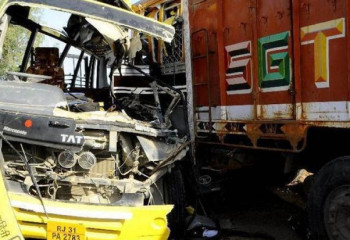 Десять человек погибли в результате столкновения автобуса с грузовиком в Индии