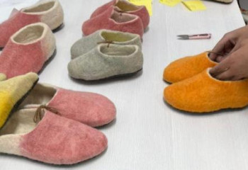 Қызылордалық шебер киізден үй аяқ киімдерін жасауда