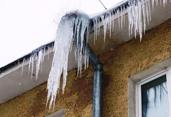 Құтқарушылар ғимарат шатырындағы мұз сүңгілерден сақтануға шақырды