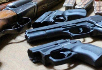 Полиция қызметкерлері заңсыз қару сатқан – ҰҚҚ