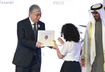 Президент Казахстана вручил глобальную награду ОАЭ школе из Колумбии