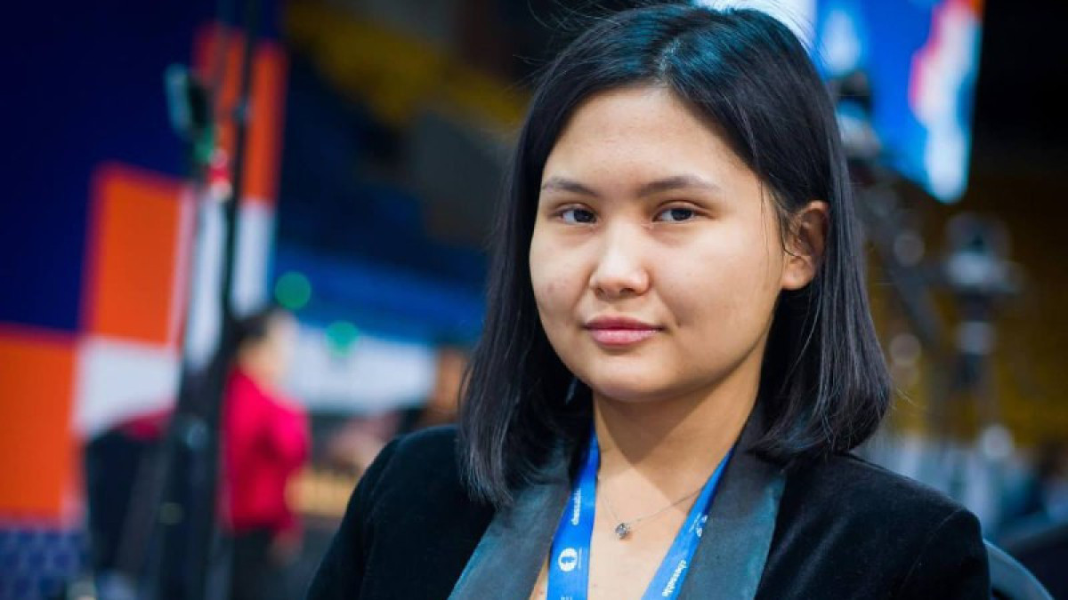 Бибисара Асаубаева вернулась в Казахстан после турнира по шахматам в Китае