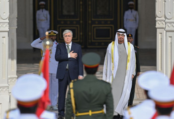 Зеңбіректен 21 рет оқ атты:  БАӘ президенті Тоқаевты ерекше қарсы алды