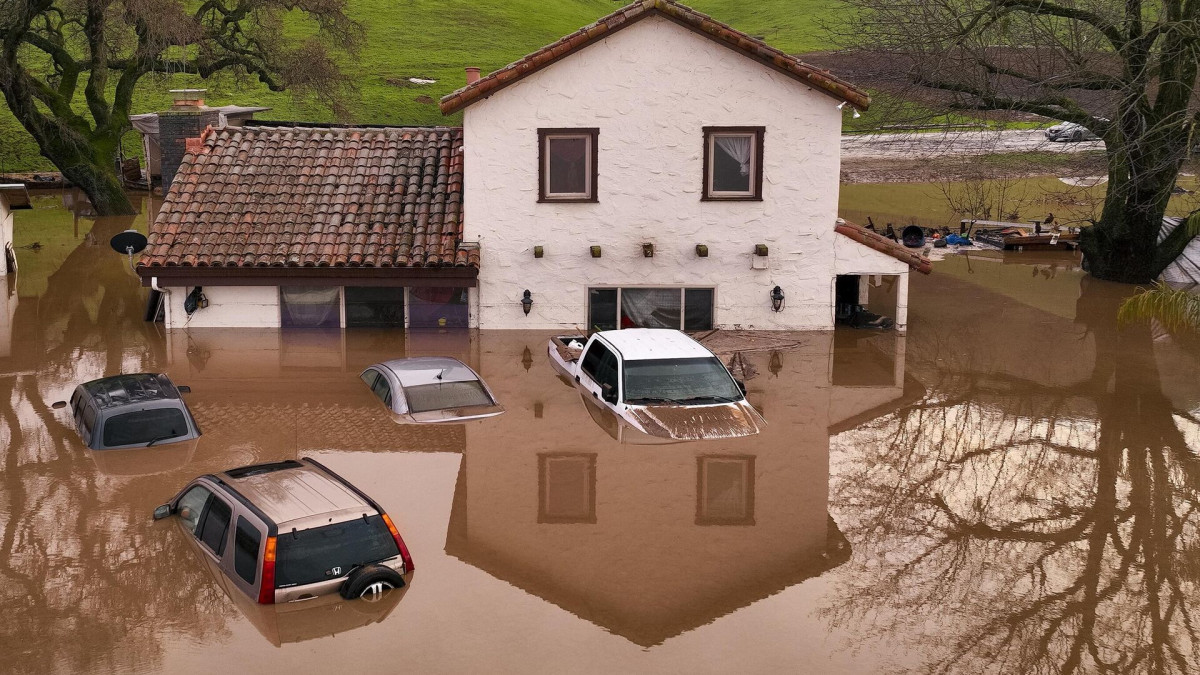 Число жертв наводнения в Калифорнии достигло 20 человек