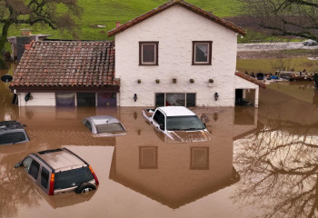 Число жертв наводнения в Калифорнии достигло 20 человек