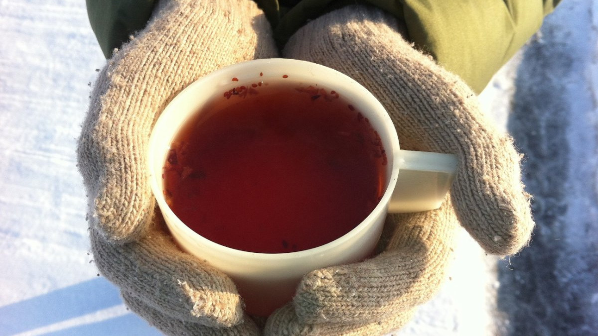 Горячий чай и баурсаки на морозе: школьники Тараза угостили коммунальщиков