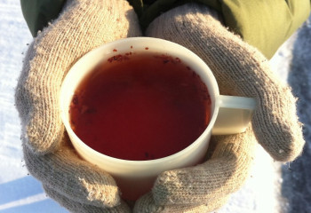 Горячий чай и баурсаки на морозе: школьники Тараза угостили коммунальщиков