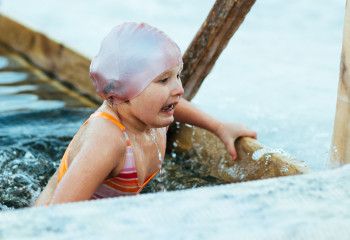 Чем могут быть опасны крещенские купания для детей