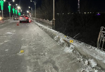 В Актобе автомобиль вылетел с моста