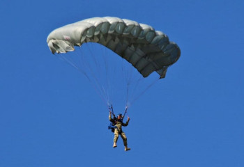 При прыжке с парашютом вблизи Астаны погиб солдат срочной службы