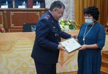 Родителией полицейских, спасших девушку в Аркалыке, наградили в ДП Костанайской области