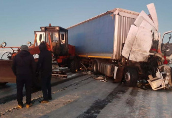 Фура въехала в автогрейдер в Актюбинской области, погиб гражданин Турции