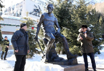 На Медеу установили скульптуру альпиниста Анатолия Букреева