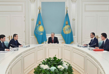 Президент Мәжілісті тарату және мәслихаттардың өкілеттігін тоқтату жөнінде кеңес өткізді