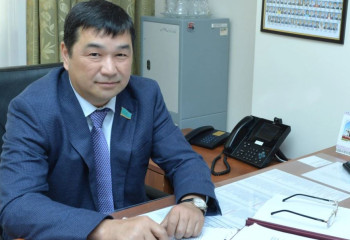 Украиндағы соғысты қолдаған депутат «Ақ жол» партиясынан шығарылды