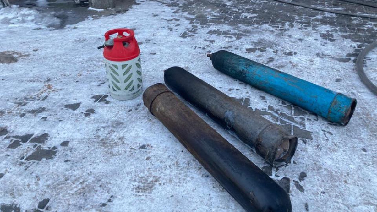В Талдыкоргане пожарные предотвратили взрыв газовых баллонов
