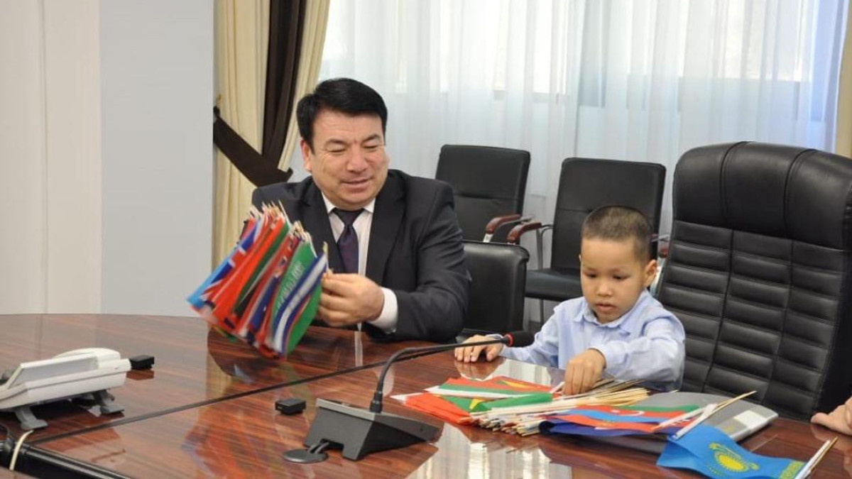 Kazakh Minister of Education meets with first-grade wunderkind