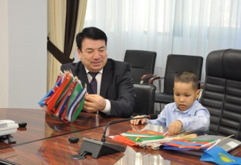 Kazakh Minister of Education meets with first-grade wunderkind