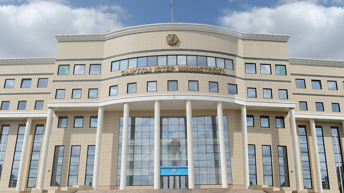 Казахстанским дипломатам компенсируют покупку смокингов