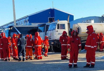 Рабочие в ЗКО вернулись бастовать