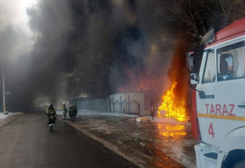 Пожарного ударило током во время тушения возгорания в Таразе