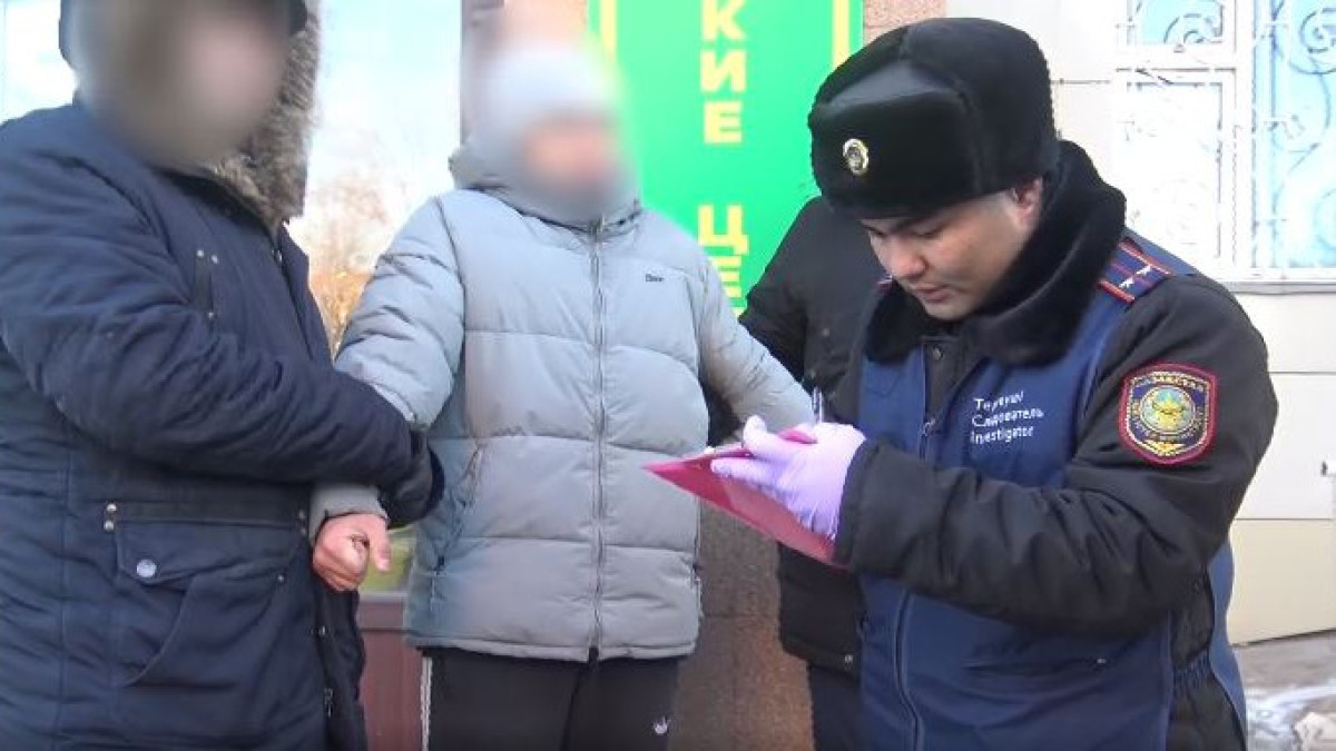 Астанада полицейлер ер адамнан мефедрон тәркіледі