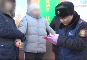 Астанада полицейлер ер адамнан мефедрон тәркіледі