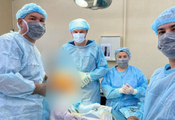 Дәрігерлер ауыр дертке шалдыққан тұрғынның тізе буынын имплантқа алмастырды