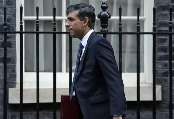 Ұлыбритания премьер-министріне қауіпсіздік белдігін тақпағаны үшін айыппұл салынды