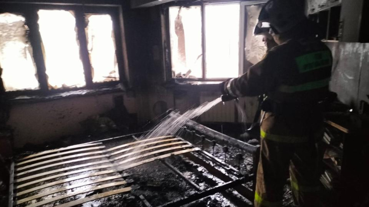 15 человек эвакуировали из-за пожара в пятиэтажке Усть-Каменогорска