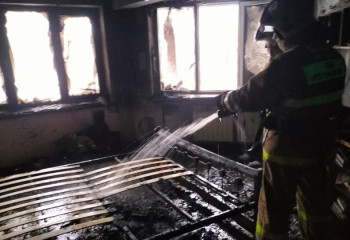 15 человек эвакуировали из-за пожара в пятиэтажке Усть-Каменогорска