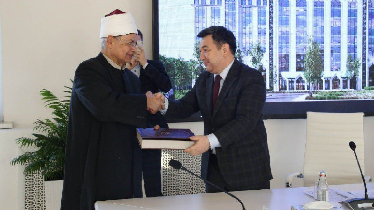 Глава Мининформации посетил Египетский университет исламской культуры «Нур-Мубарак»