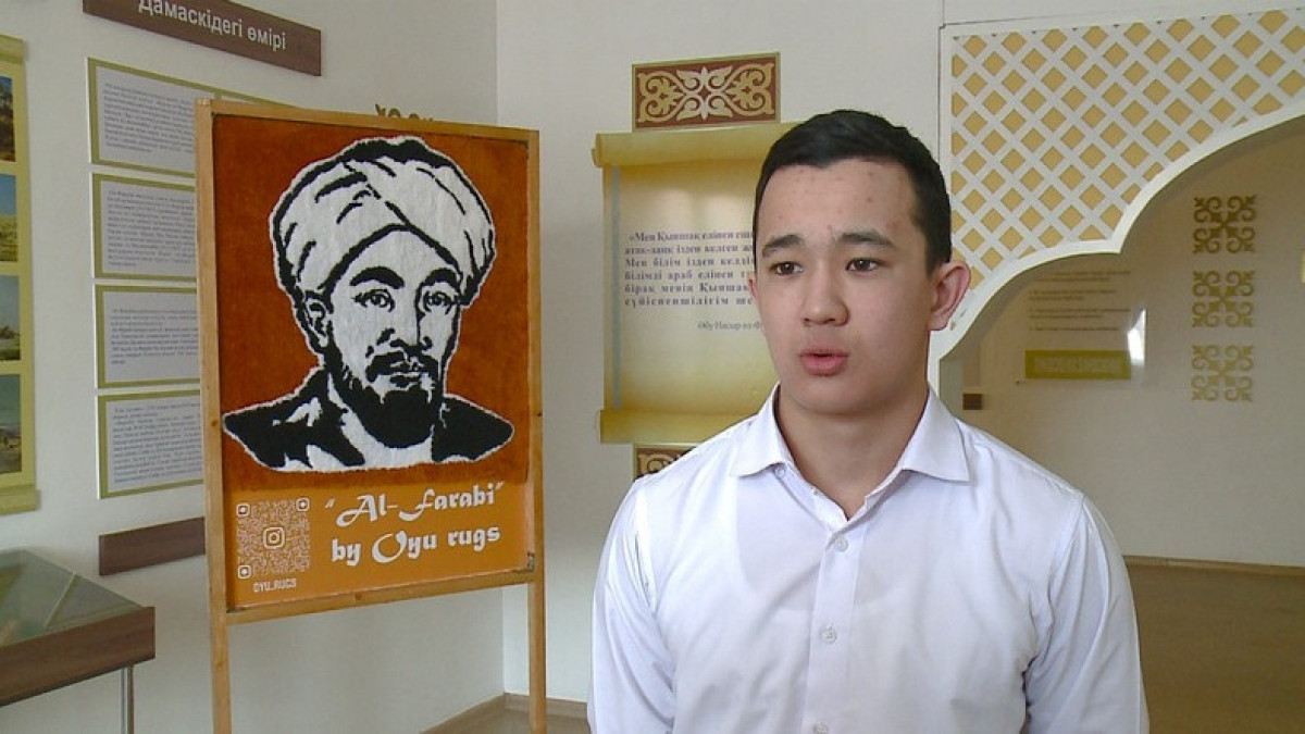 Карагандинский школьник изготовил ковер с портретом философа аль-Фараби
