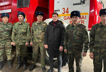 В Акмолинской области военнослужащий спас из огня двух малышей