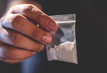 Сотрудник колонии в Уральске пытался пронести наркотики на работу