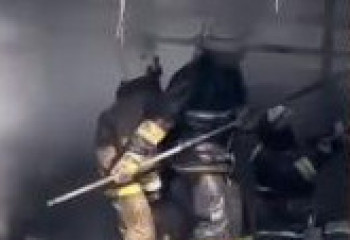 16 пожарных тушили загоревшийся магазин одежды в Конаеве